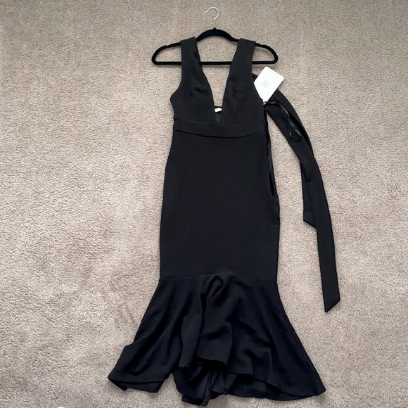 Form fitting black dress - Picture 1 of 3